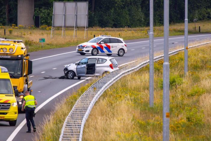 Auto op de kop na aanrijding op snelweg