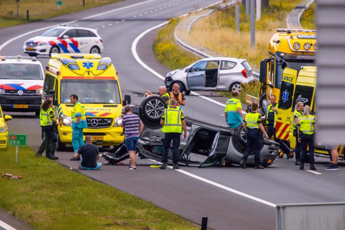 Auto op de kop na aanrijding op snelweg