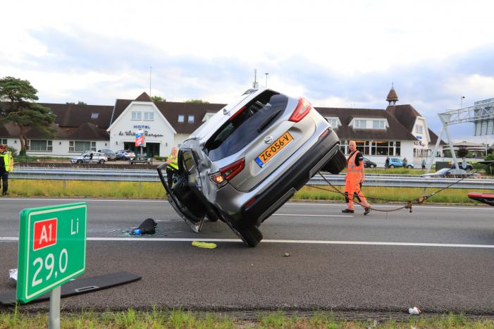 Auto op de kop na aanrijding op snelweg