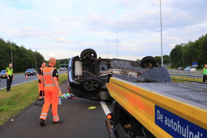 Auto op de kop na aanrijding op snelweg