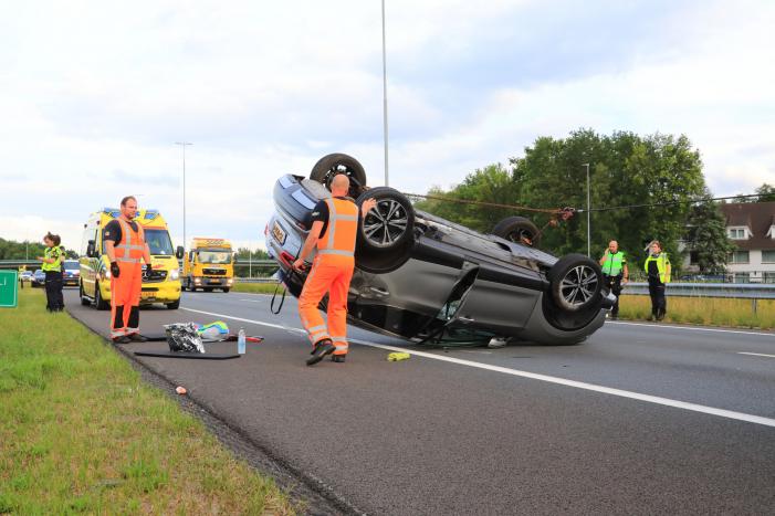 Auto op de kop na aanrijding op snelweg