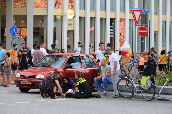 Jongetje op step aangereden door auto