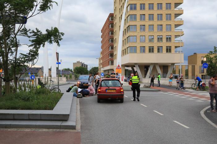 Jongetje op step aangereden door auto