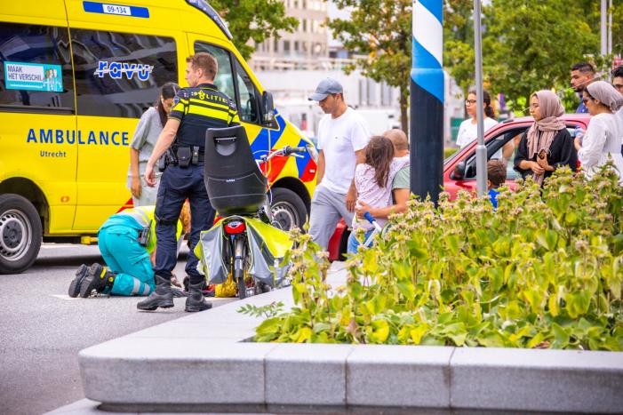Jongetje op step aangereden door auto