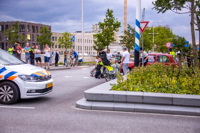 Jongetje op step aangereden door auto