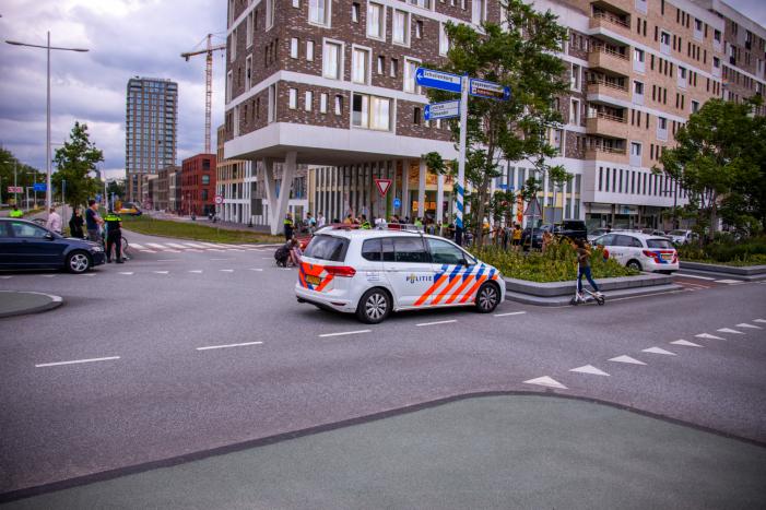 Jongetje op step aangereden door auto