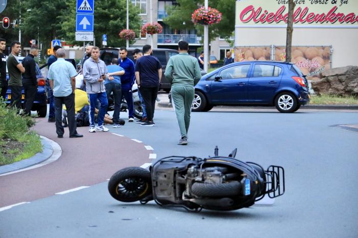 Scooterrijder gewond na aanrijding met auto bij Winkelcentrum Euterpeplein