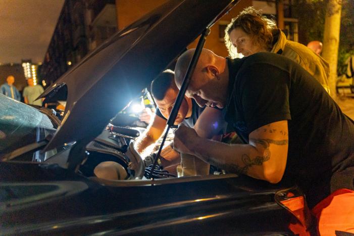 Poes Luna houdt brandweermannen en berger uren zoet met auto