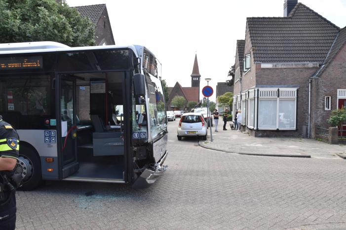 Forse schade bij aanrijding tussen lijnbus en personenauto