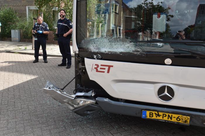 Forse schade bij aanrijding tussen lijnbus en personenauto