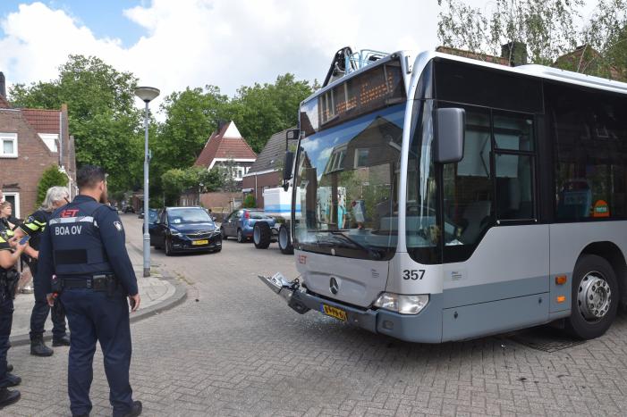 Forse schade bij aanrijding tussen lijnbus en personenauto