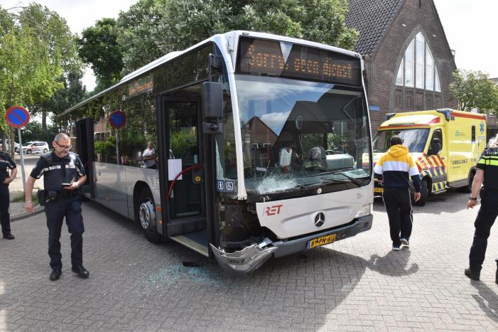 Forse schade bij aanrijding tussen lijnbus en personenauto