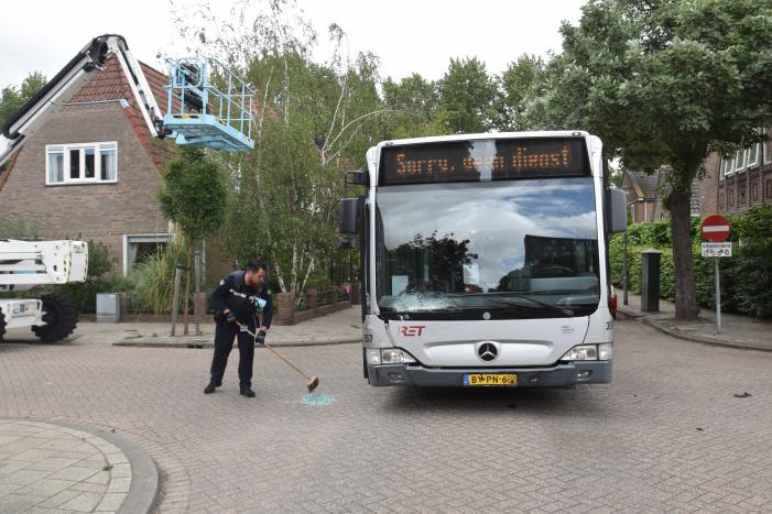 Forse schade bij aanrijding tussen lijnbus en personenauto
