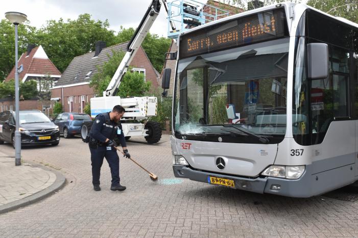 Forse schade bij aanrijding tussen lijnbus en personenauto