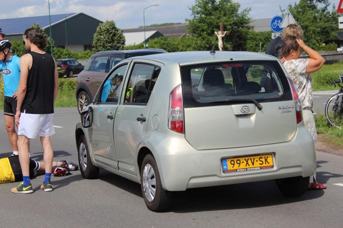 Wielrenner gewond na botsing met auto