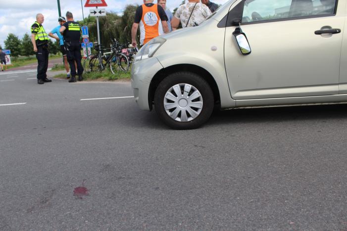 Wielrenner gewond na botsing met auto
