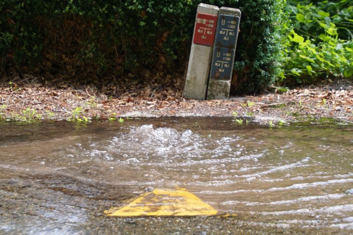 Waterleiding van de brandweer gesprongen