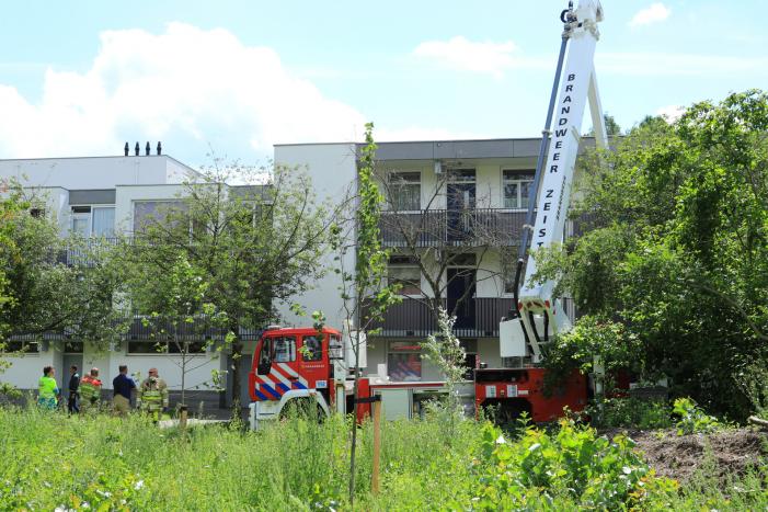 Bejaarde door medebewoners uit woning gered