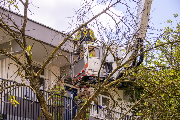 Bejaarde door medebewoners uit woning gered
