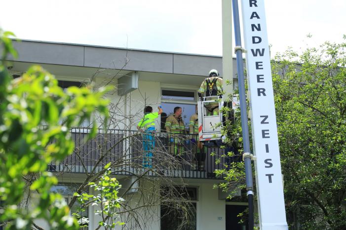 Bejaarde door medebewoners uit woning gered