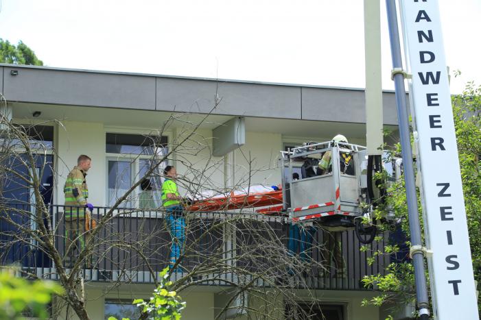 Bejaarde door medebewoners uit woning gered