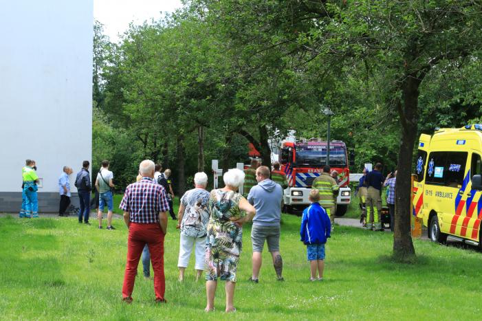 Bejaarde door medebewoners uit woning gered