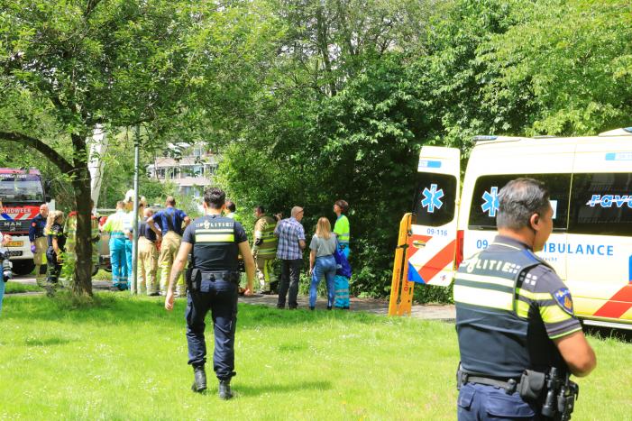 Bejaarde door medebewoners uit woning gered