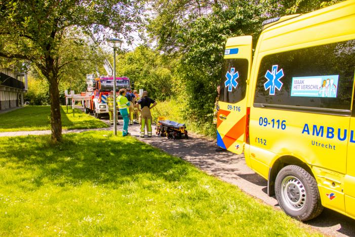 Bejaarde door medebewoners uit woning gered