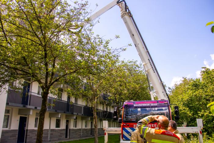 Bejaarde door medebewoners uit woning gered