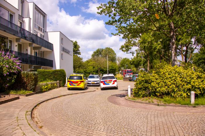 Bejaarde door medebewoners uit woning gered