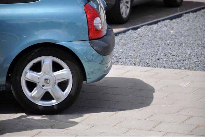 Twee auto's botsen met elkaar