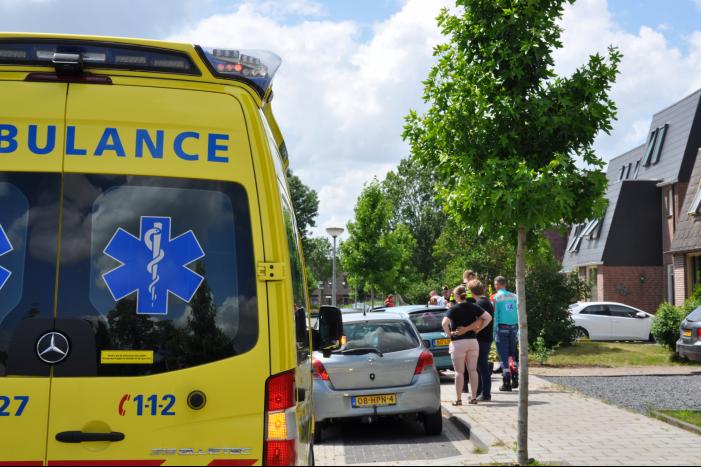 Twee auto's botsen met elkaar