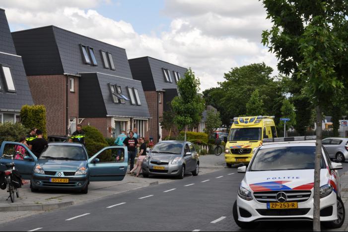 Twee auto's botsen met elkaar