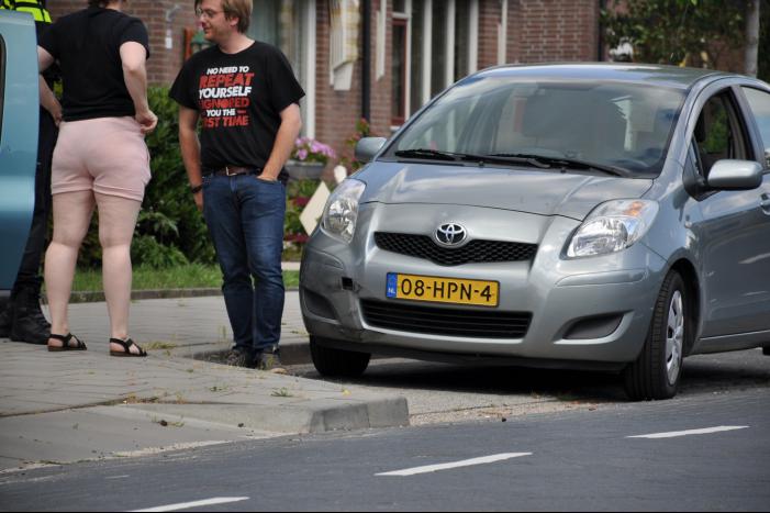 Twee auto's botsen met elkaar