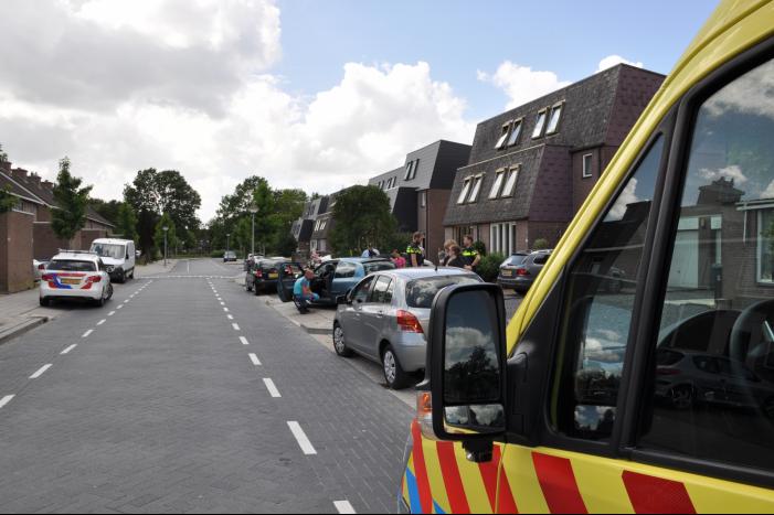 Twee auto's botsen met elkaar