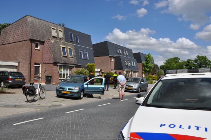 Twee auto's botsen met elkaar