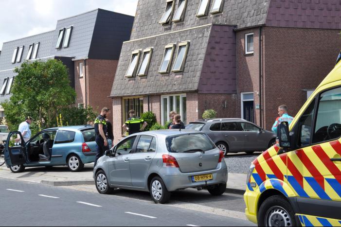 Twee auto's botsen met elkaar