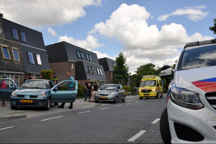 Twee auto's botsen met elkaar