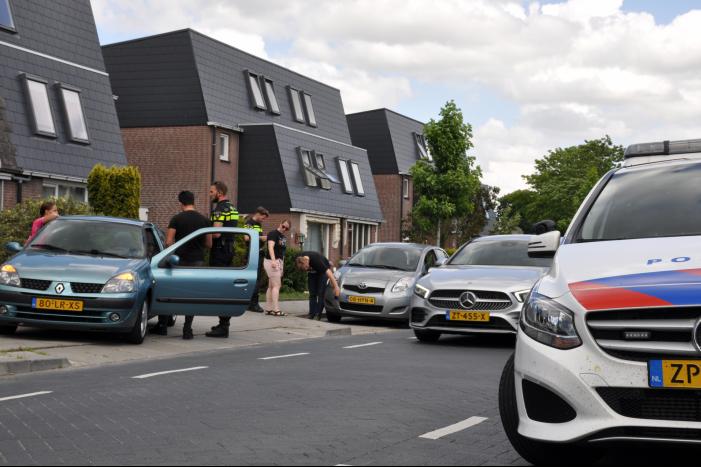 Twee auto's botsen met elkaar