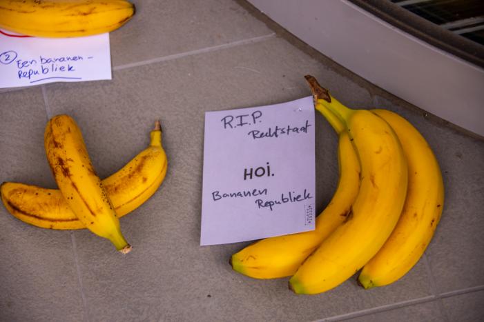 Rechtbank Amersfoort gebarricadeerd door vele bananen