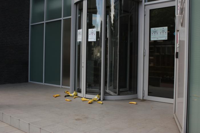 Rechtbank Amersfoort gebarricadeerd door vele bananen