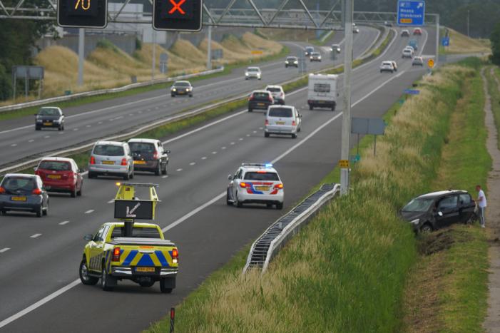 Auto belandt in greppel naast snelweg