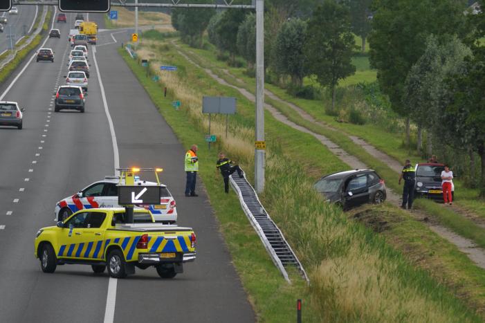 Auto belandt in greppel naast snelweg