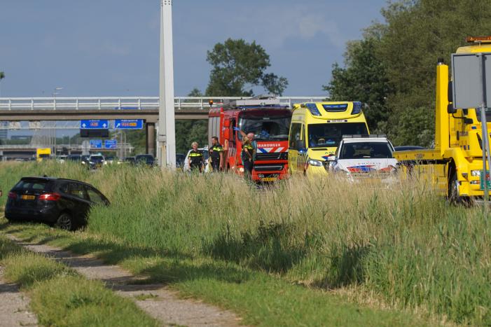 Auto belandt in greppel naast snelweg