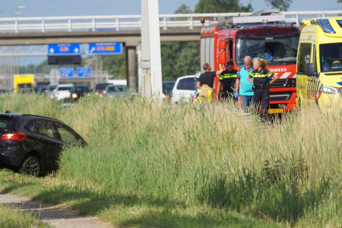 Auto belandt in greppel naast snelweg