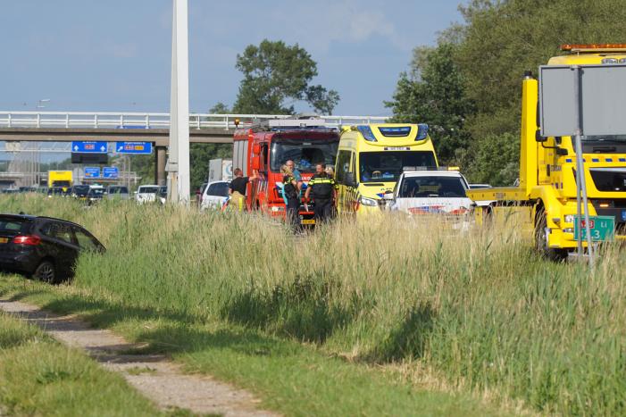 Auto belandt in greppel naast snelweg