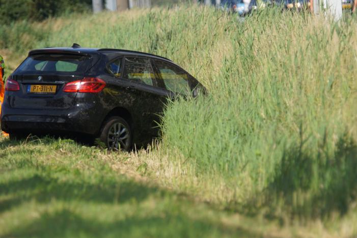 Auto belandt in greppel naast snelweg