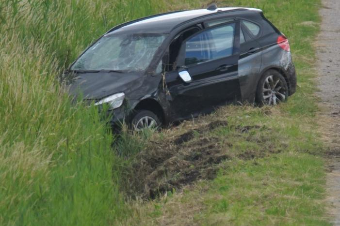 Auto belandt in greppel naast snelweg