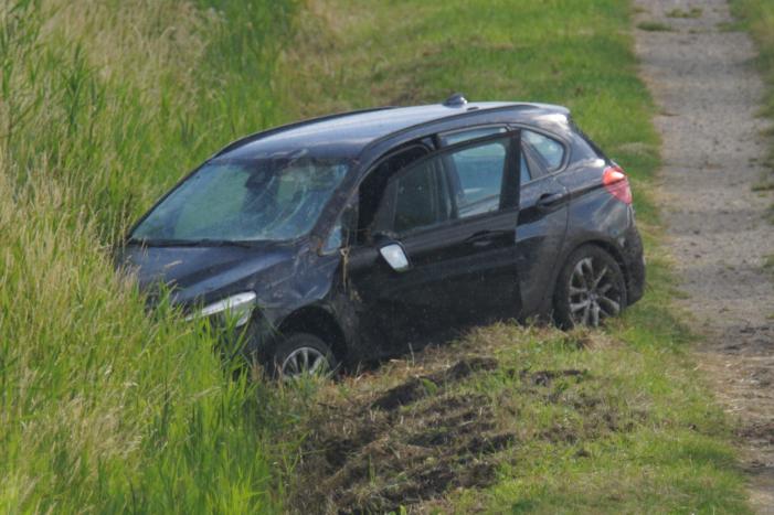 Auto belandt in greppel naast snelweg