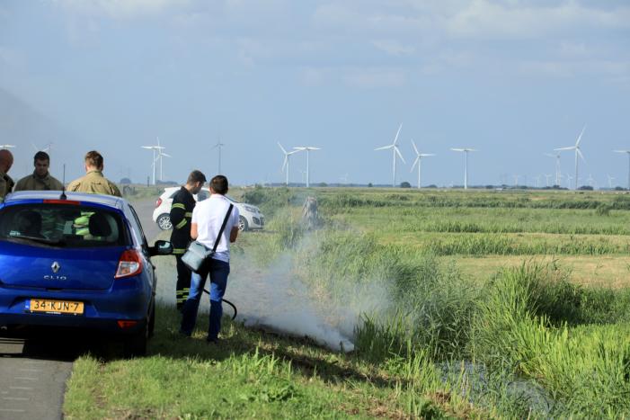 Berm vliegt in brand in buitengebied